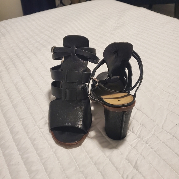 Via Spida all leather strappy sandal with leather chunky heel. - Picture 4 of 5